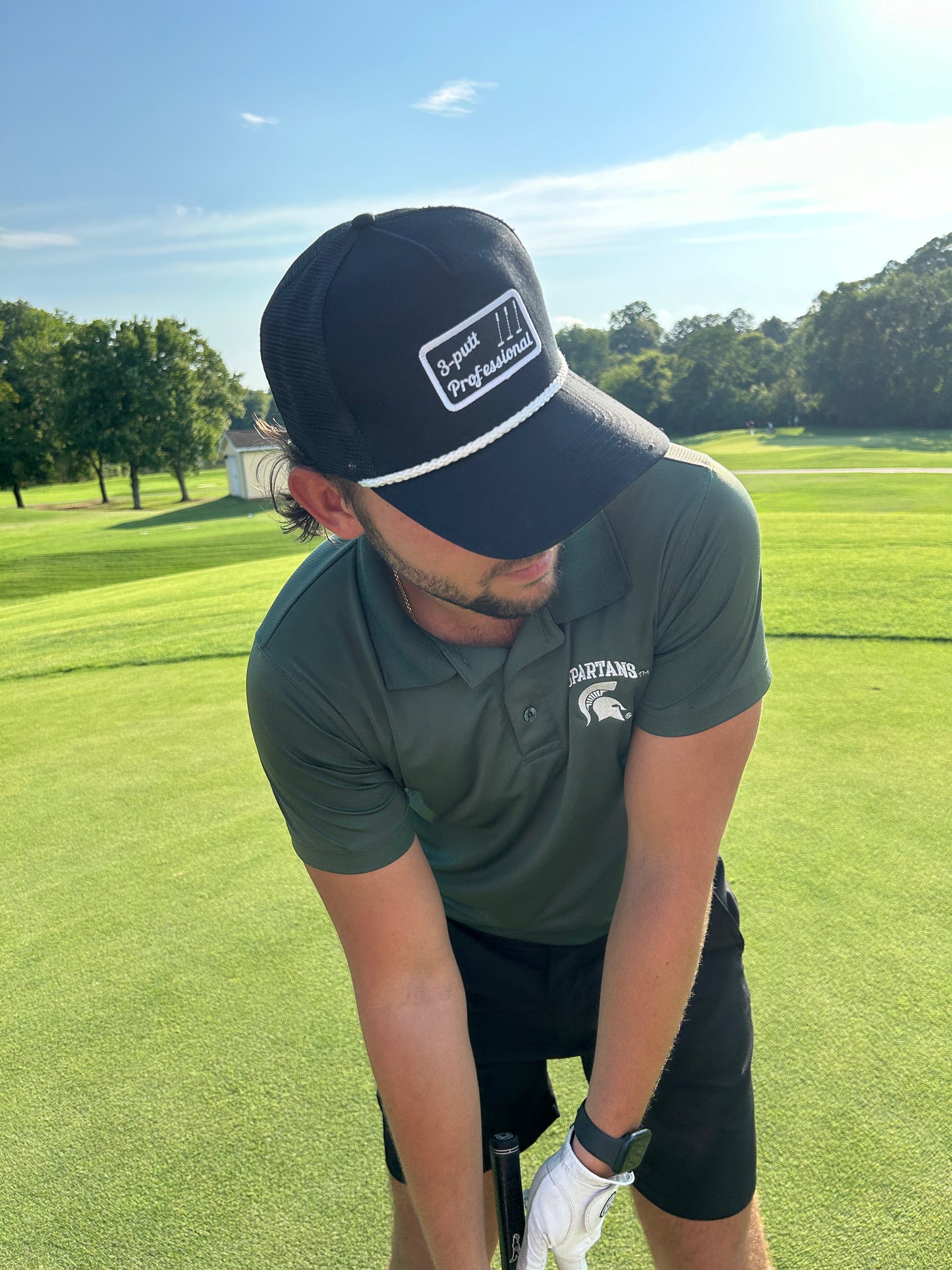 black golf hat putting